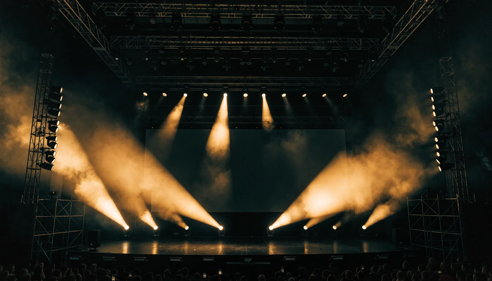 Escenario de evento en directo con el logotipo de Sincopados Producciones proyectado en la pantalla